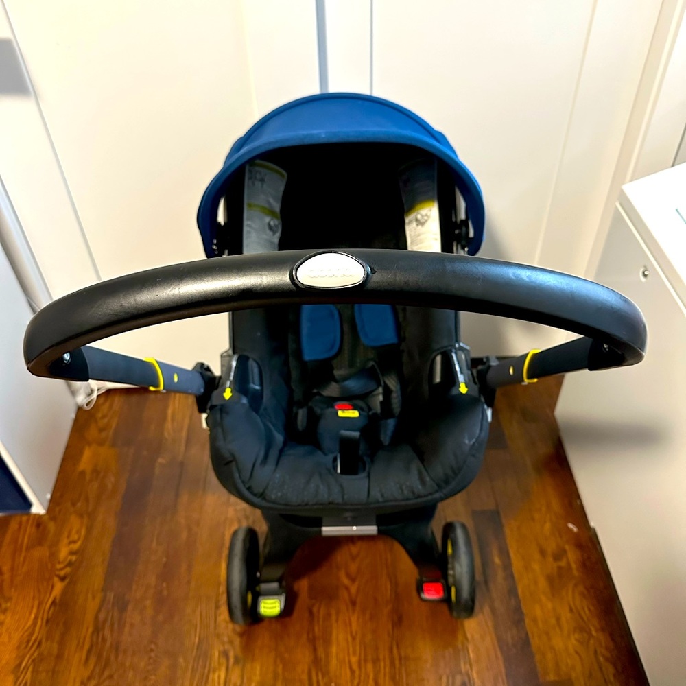 Doona car seat and base WITH ACCESSORIES